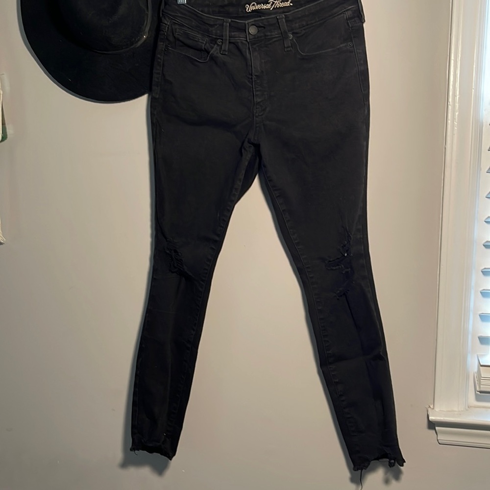 Black distressed skinny jean